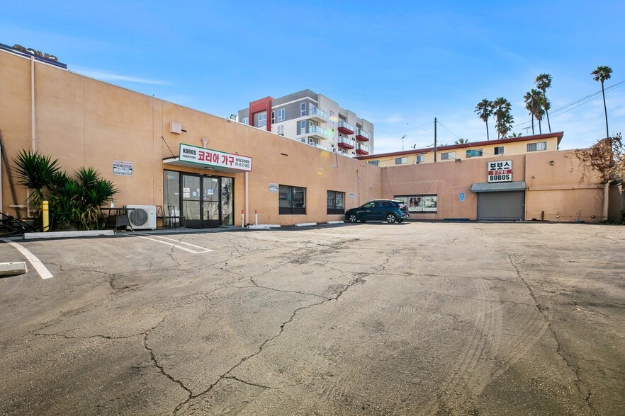 More Photos Of 963 - 965 South Western Avenue, Los Angeles Freestanding For Lease