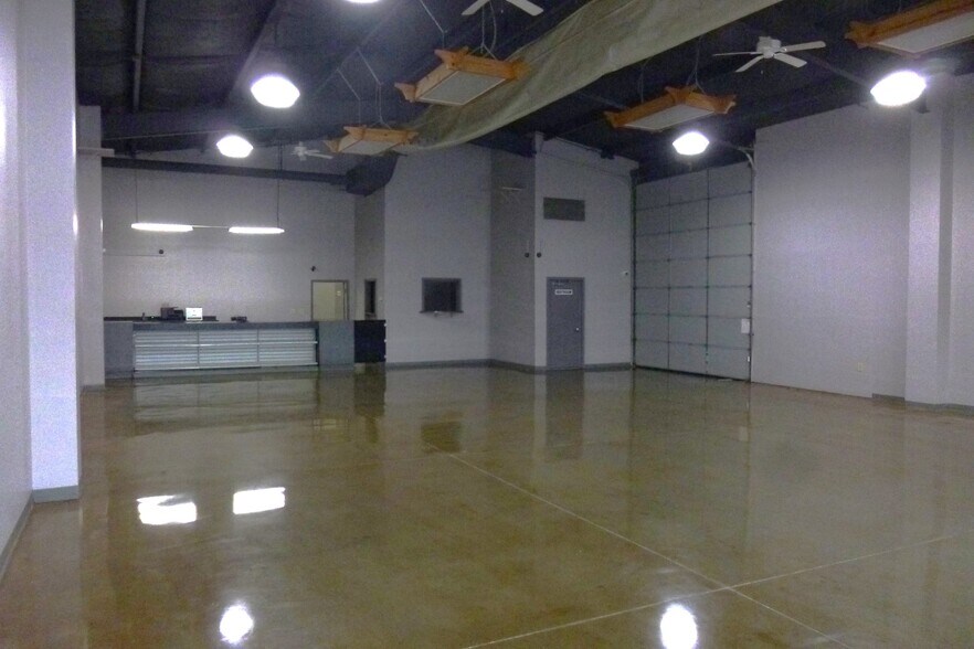 More Photos Of 115 Mary St, Johnson City Flex For Lease