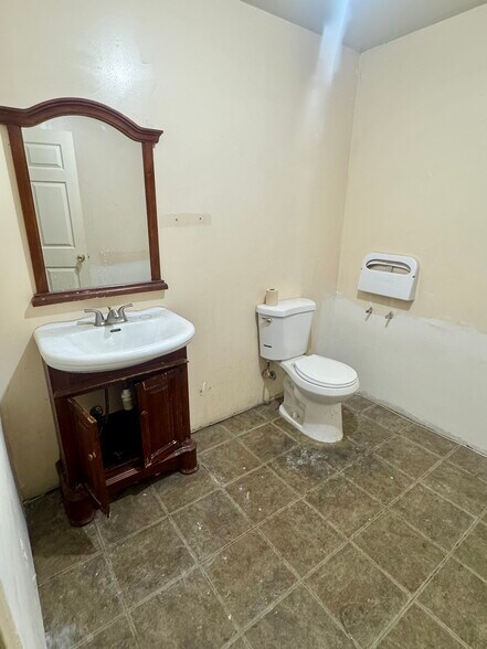 More Photos Of 7555-7555 1/2 Melrose Ave, Los Angeles Storefront For Lease