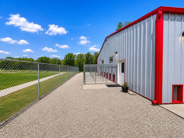 More Photos Of 911 W 1st St, Mcpherson Industrial For Sale