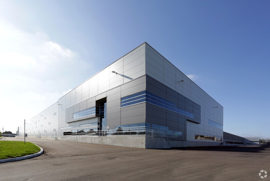 More Photos Of 8875 Torbram Rd, Brampton Distribution For Lease