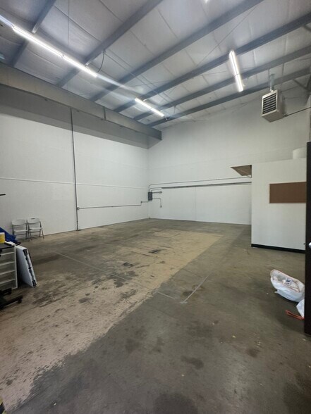 More Photos Of 46 Stonehill Rd, Oswego Warehouse For Lease