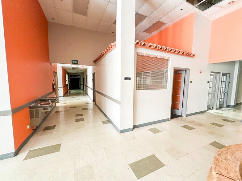 More Photos Of 7841-7899 Pines Blvd, Pembroke Pines Supermarket For Sale