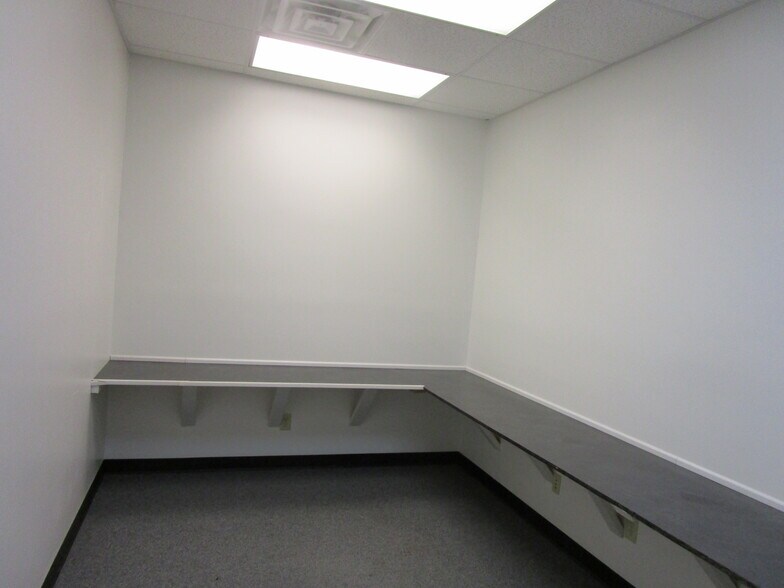 More Photos Of 1008-1016 W Mary St, Garden City General Retail For Lease