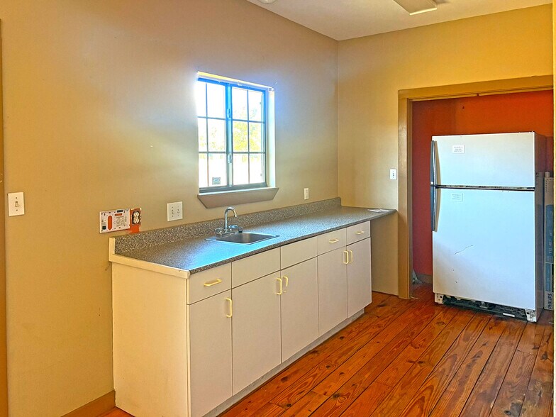 More Photos Of 1642 FM 2673, Canyon Lake Storefront Retail Office For Lease