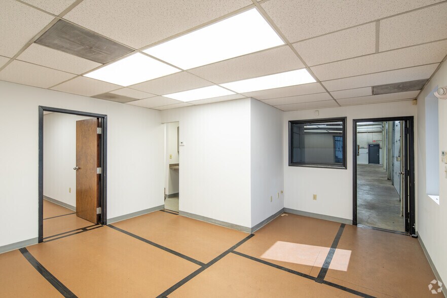 More Photos Of 365 Water St, Wilmington Warehouse For Lease