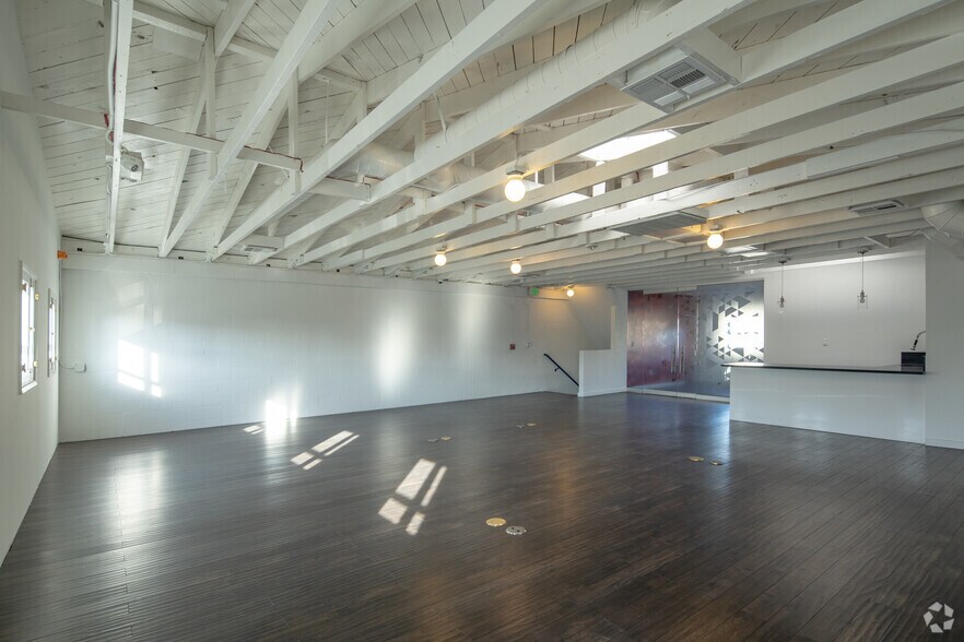 More Photos Of 900 N Western Ave, Los Angeles Showroom For Sale