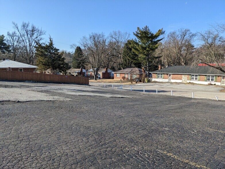 More Photos Of 1434-1436 Chambers Rd, Saint Louis Veterinarian Kennel For Sale