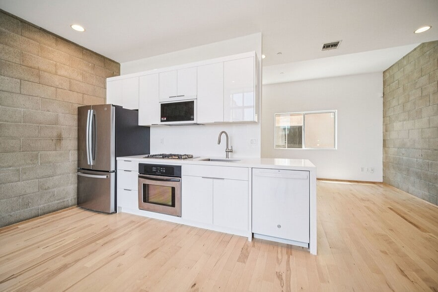 More Photos Of 717 N Highland Ave, Los Angeles Flex For Sale