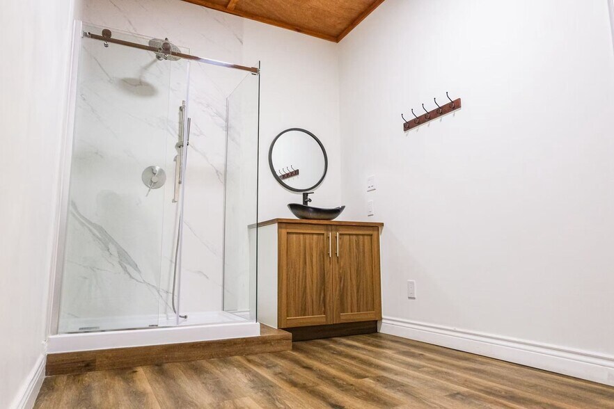 More Photos Of 155 E Beaver Creek Rd, Richmond Hill Office For Sale