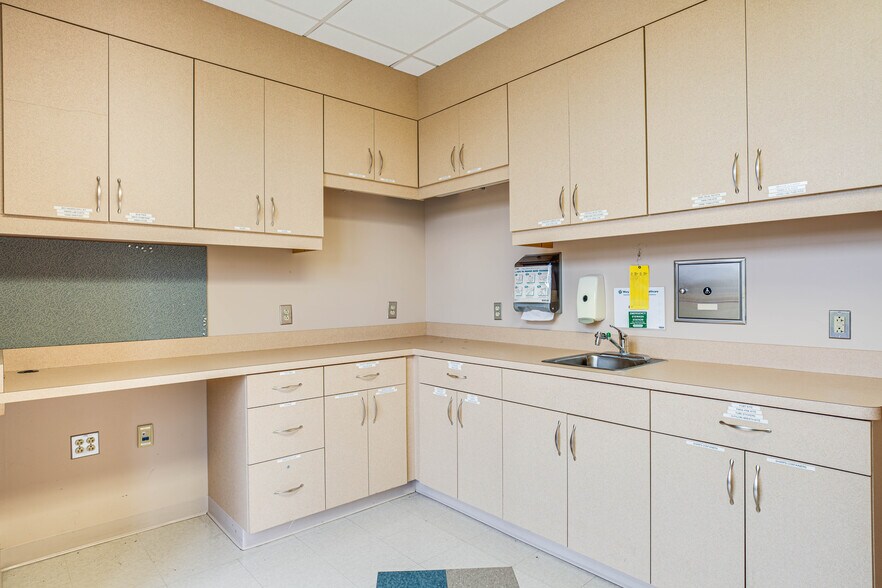 More Photos Of 9530 Cosner Dr, Fredericksburg Medical For Lease