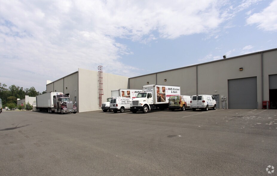 More Photos Of 8982-9050 Hornbaker Rd, Manassas Warehouse For Lease