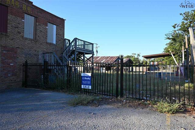 More Photos Of 200 N Burnett St, Wichita Falls Freestanding For Sale