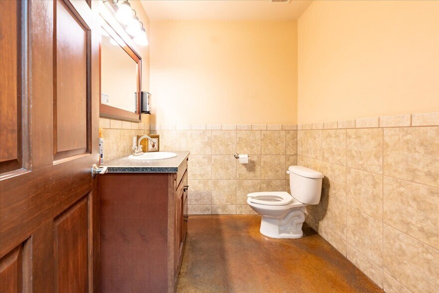 More Photos Of 1502 Minnie St, Fairbanks Industrial For Sale