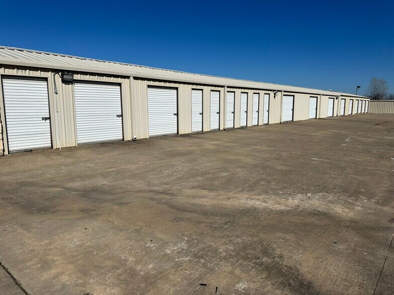 More Photos Of 2502 N 1st Ave, Durant Self Storage For Sale