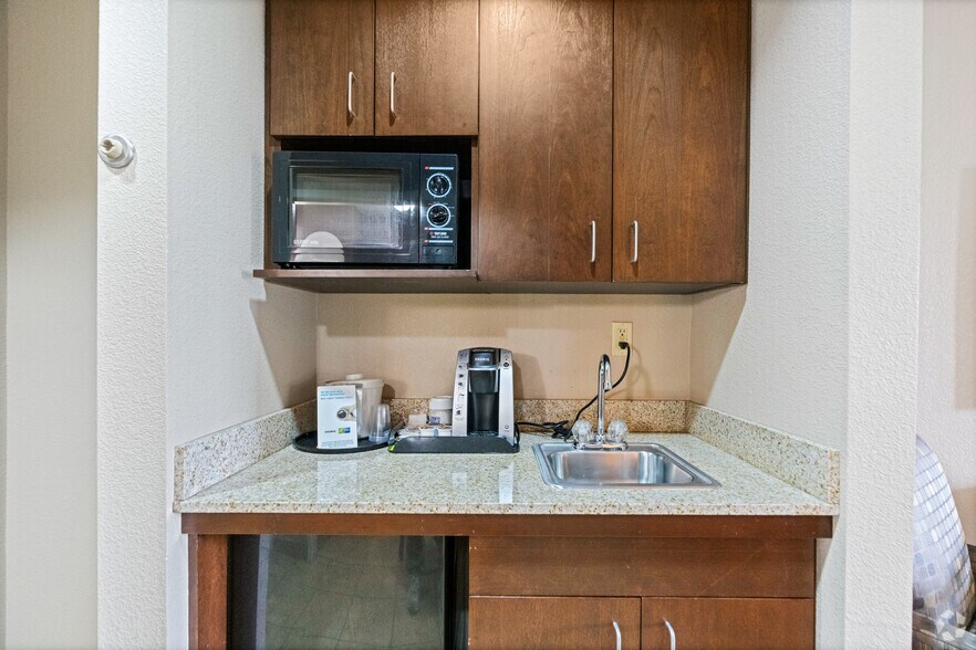 More Photos Of 2205 Barker Oaks Dr, Houston Hotel For Sale