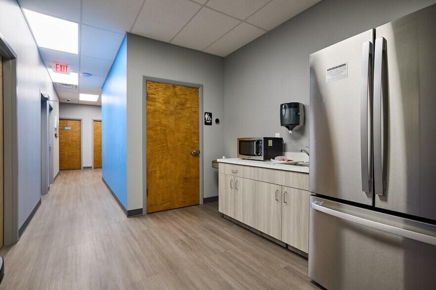 More Photos Of 1255 La Quinta Dr, Orlando Warehouse For Lease