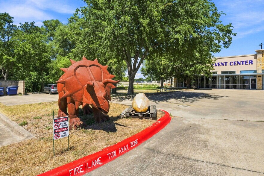 More Photos Of 11055 N IH-35, Austin Storefront For Lease