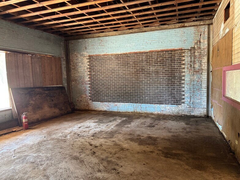 More Photos Of 302 S Louise St, Atlanta Light Manufacturing For Sale