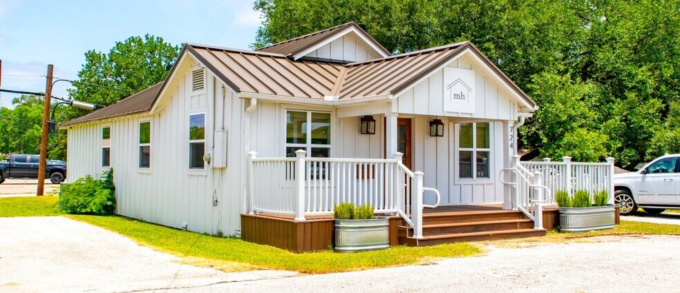 More Photos Of 724 W Main St, Tomball Storefront Retail Office For Sale