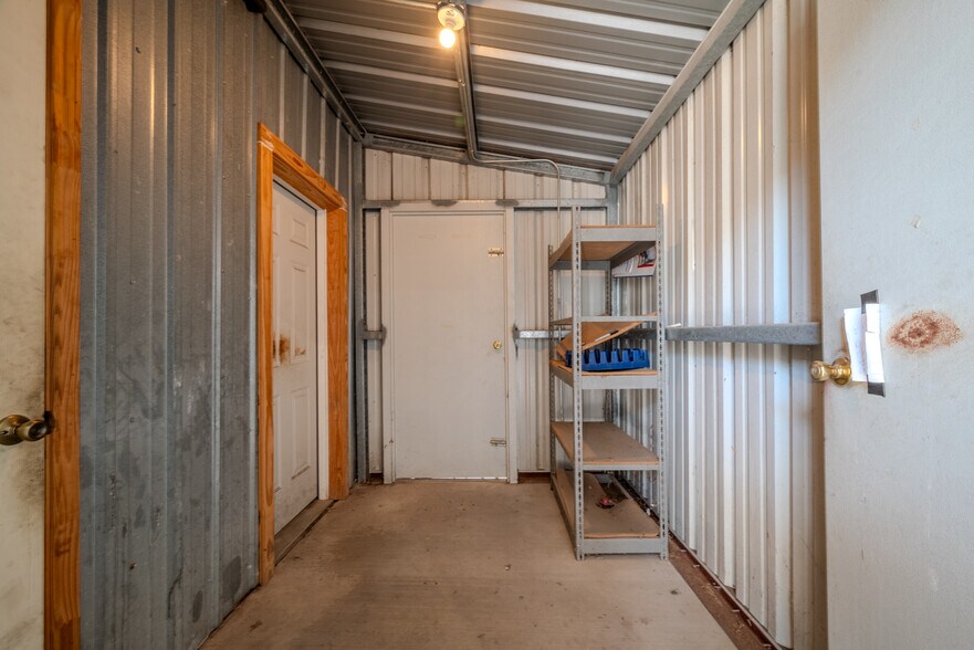 More Photos Of 619 E Jackson St, El Campo Warehouse For Lease