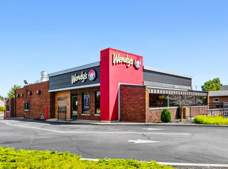 Primary Photo Of 2620 W Jackson St, Muncie Fast Food For Sale