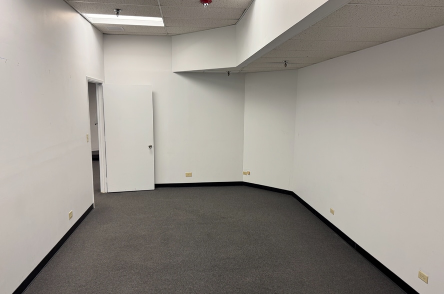 More Photos Of 560 Nimitz Hwy, Honolulu Office For Lease