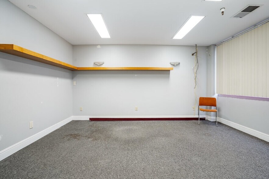 More Photos Of 255 Apollo Way, Hollister Warehouse For Lease