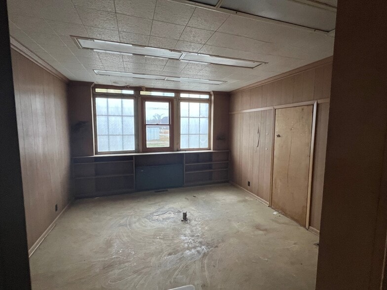 More Photos Of 616 N Jackson St, Danville Warehouse For Sale