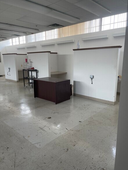 More Photos Of 100 Commerce Dr, Freehold Manufacturing For Lease