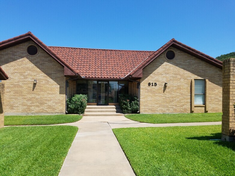 Primary Photo Of 915 E Hubbard St, Mineral Wells Office For Sale