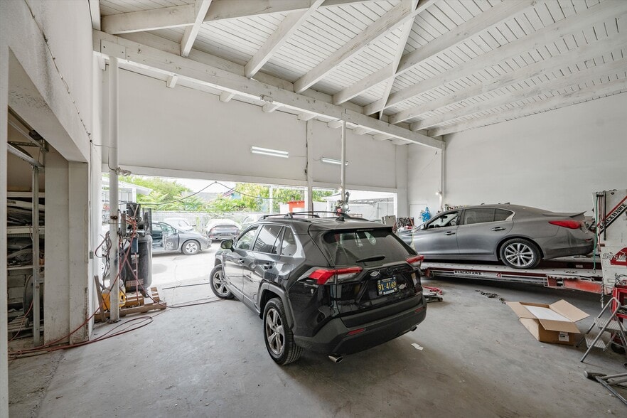 More Photos Of 8705 SE Foster Rd, Portland Manufacturing For Sale