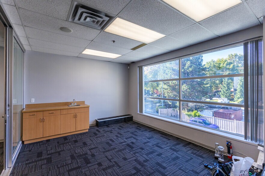 More Photos Of 3871 N Fraser Way, Burnaby Showroom For Sale