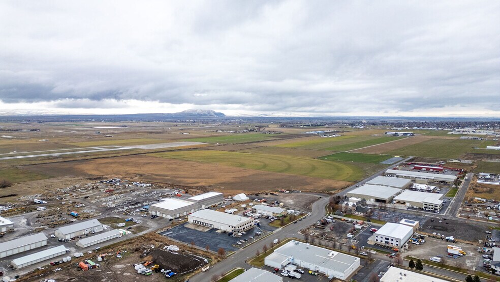 More Photos Of 3775 N 200 W, Hyde Park Service For Lease