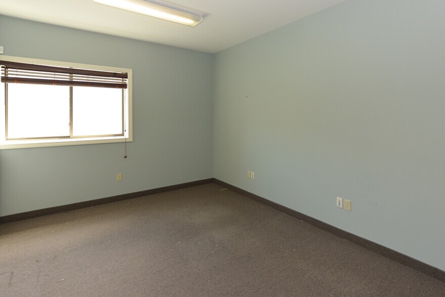 More Photos Of 8 Pecks Ln, Newtown Flex For Lease