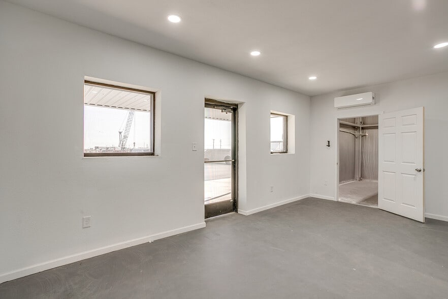 More Photos Of 6225 E Highway 114, Rhome Warehouse For Lease