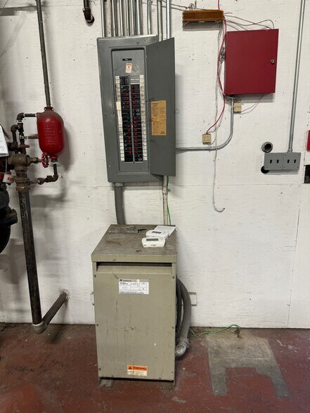 More Photos Of 1090 Shamrock Ave, Landrum Distribution For Sale