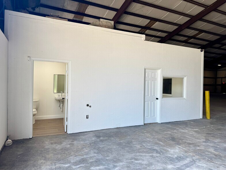 More Photos Of 6643 Jet Park Dr, North Charleston Warehouse For Lease