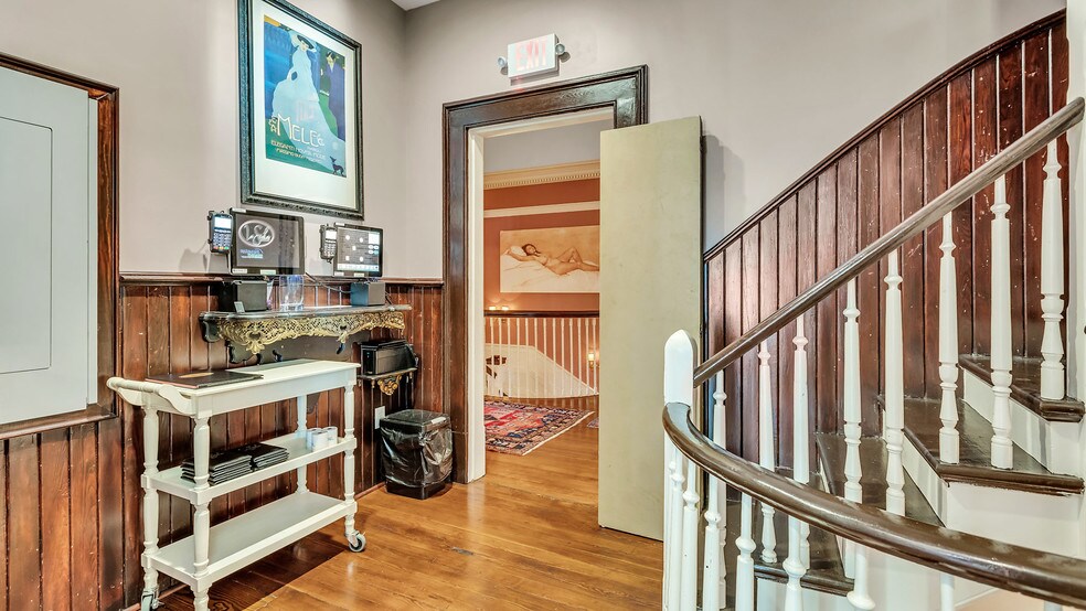 More Photos Of 119 E 37th St, Savannah Restaurant For Sale