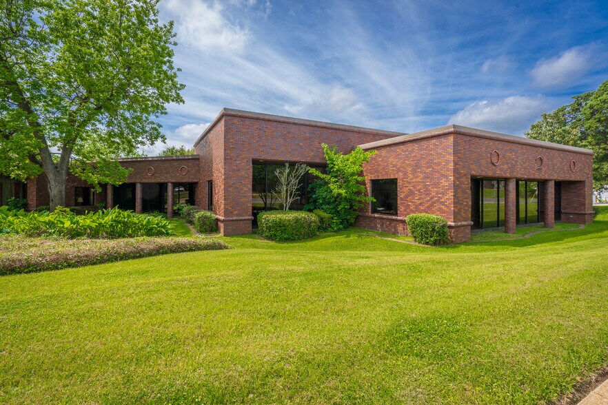 More Photos Of 400 W Houston St, Marshall Office For Sale