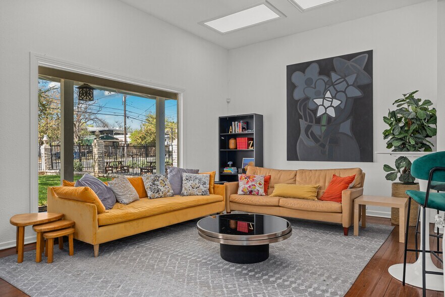 More Photos Of 1002 N Flores St, San Antonio Loft Creative Space For Lease