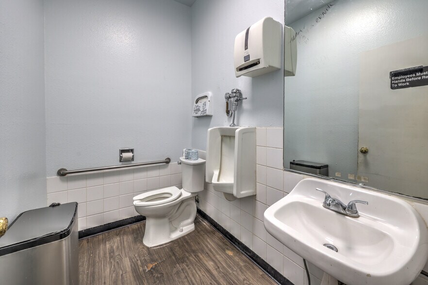 More Photos Of 2120-2126 S Boulder Hwy, Henderson Freestanding For Sale