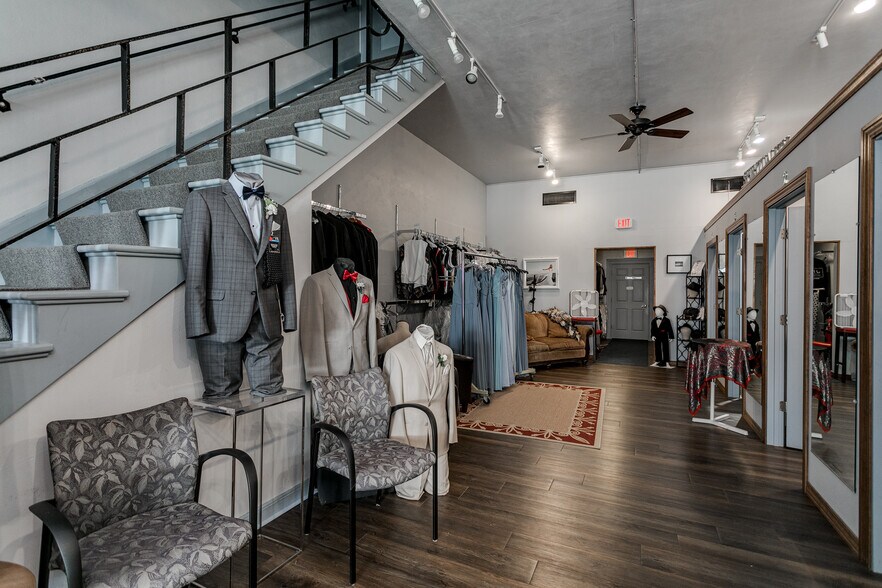 More Photos Of 172 W Wisconsin Ave, Kaukauna Storefront For Sale