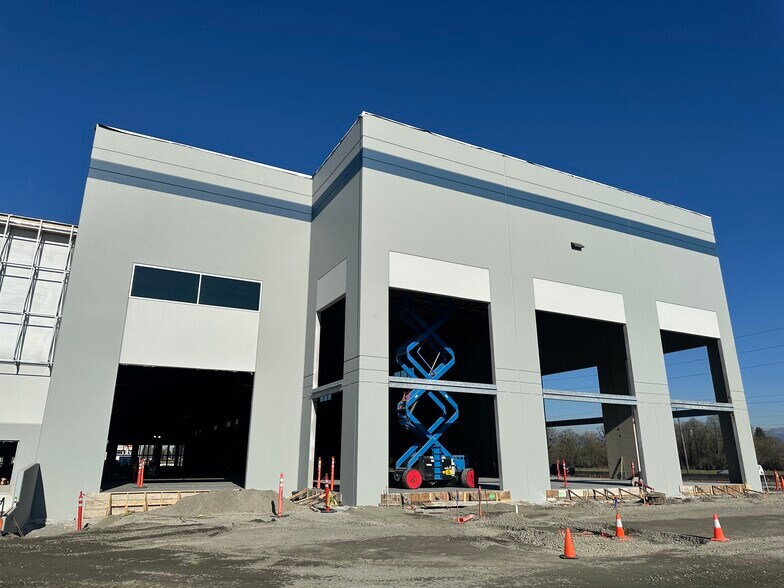 More Photos Of 5500 NE 162nd Ave, Vancouver Distribution For Lease