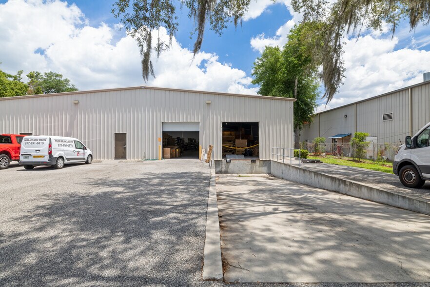 More Photos Of 7100 Edgewater Dr, Orlando Warehouse For Lease