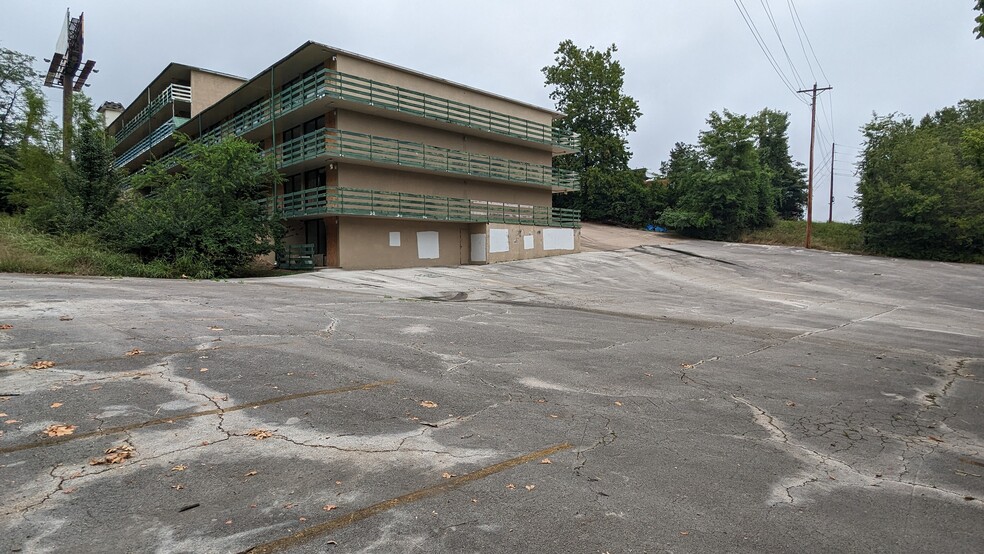 More Photos Of 1900 W 76 Country Blvd, Branson Hotel For Sale