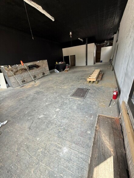 More Photos Of 430-436 W Commercial St, Springfield Storefront For Lease