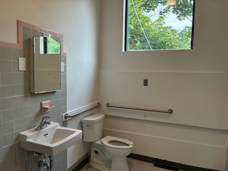 More Photos Of 132 Franklin St, Torrington Office For Lease