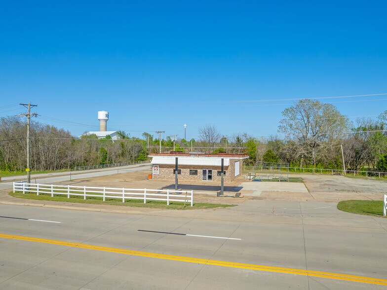 More Photos Of 1221 N 8th Ave, Stroud Convenience Store For Sale