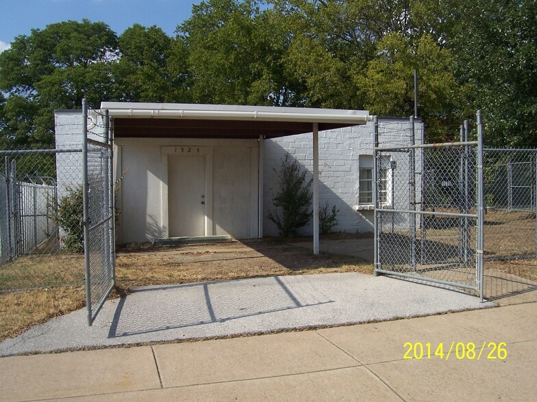 Primary Photo Of 1525 Bessie St, Fort Worth Office For Sale